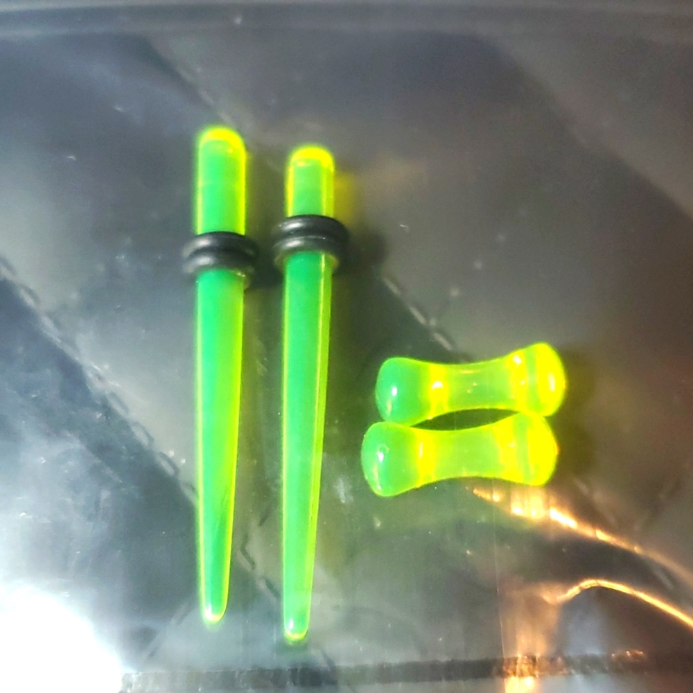 Tapers, ear plugs 2 pair green Translucent body piercing jewelry 8 gauge = 3.2mm